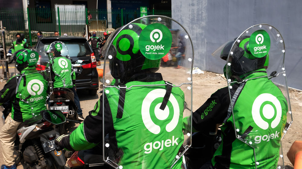 <p>Pengemudi GoRide menggunakan sekat pelindung saat uji coba penggunaannya pada armada Gojek di Jakarta, Rabu 10 Juni 2020. Pada layanan roda dua GoRide yang kembali beroperasi di DKI Jakarta pada masa PSBB Transisi, mulai minggu ini Gojek melakukan uji coba penggunaan sekat pelindung yang berfungsi meminimalisasi penyebaran COVID-19 melalui droplet setelah sebelumnya sekat pelindung telah diuji coba pada armada roda empat GoCar. Foto: Ismail Pohan/TrenAsia</p>
