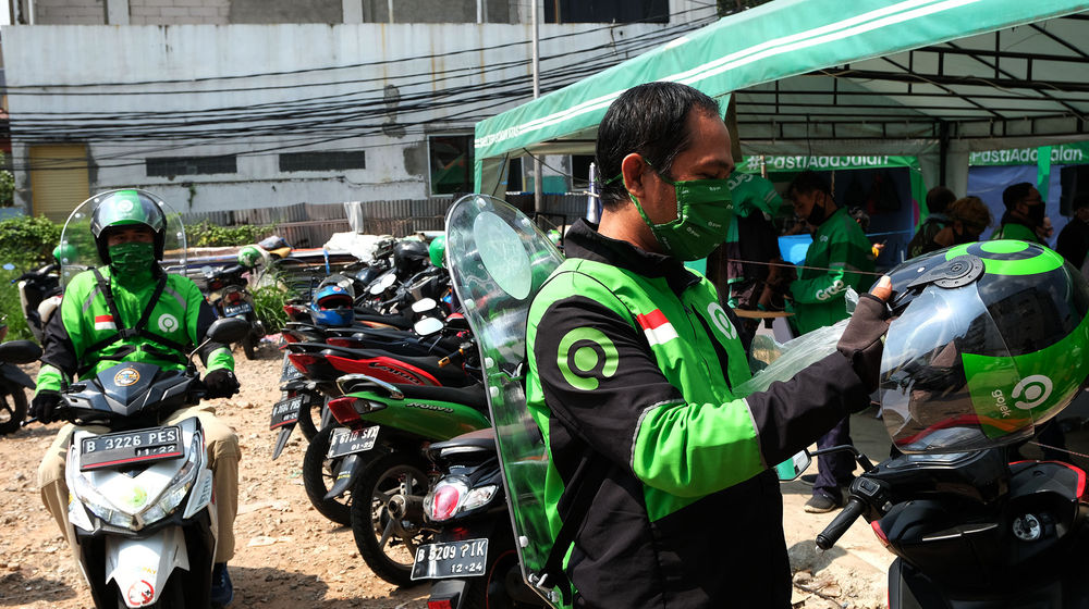 <p>Pengemudi GoRide menggunakan sekat pelindung saat uji coba penggunaannya pada armada Gojek di Jakarta, Rabu 10 Juni 2020. Pada layanan roda dua GoRide yang kembali beroperasi di DKI Jakarta pada masa PSBB Transisi, mulai minggu ini Gojek melakukan uji coba penggunaan sekat pelindung yang berfungsi meminimalisasi penyebaran COVID-19 melalui droplet setelah sebelumnya sekat pelindung telah [&hellip;]</p>
