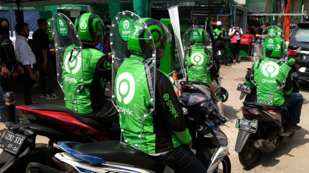<p>Pengemudi GoRide menggunakan sekat pelindung saat uji coba penggunaan sekat pelindung pada armada Gojek di Jakarta, Rabu 10 Juni 2020. Pada layanan roda dua GoRide yang kembali beroperasi di DKI Jakarta pada masa PSBB Transisi, mulai minggu ini Gojek melakukan uji coba penggunaan sekat pelindung yang berfungsi meminimalisasi penyebaran COVID-19 melalui droplet setelah sebelumnya sekat pelindung telah diuji coba pada armada roda empat GoCar. Foto: Ismail Pohan/TrenAsia</p>
