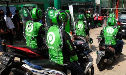 <p>Pengemudi GoRide menggunakan sekat pelindung saat uji coba penggunaan sekat pelindung pada armada Gojek di Jakarta, Rabu 10 Juni 2020. Pada layanan roda dua GoRide yang kembali beroperasi di DKI Jakarta pada masa PSBB Transisi, mulai minggu ini Gojek melakukan uji coba penggunaan sekat pelindung yang berfungsi meminimalisasi penyebaran COVID-19 melalui droplet setelah sebelumnya sekat pelindung telah diuji coba pada armada roda empat GoCar. Foto: Ismail Pohan/TrenAsia</p>
