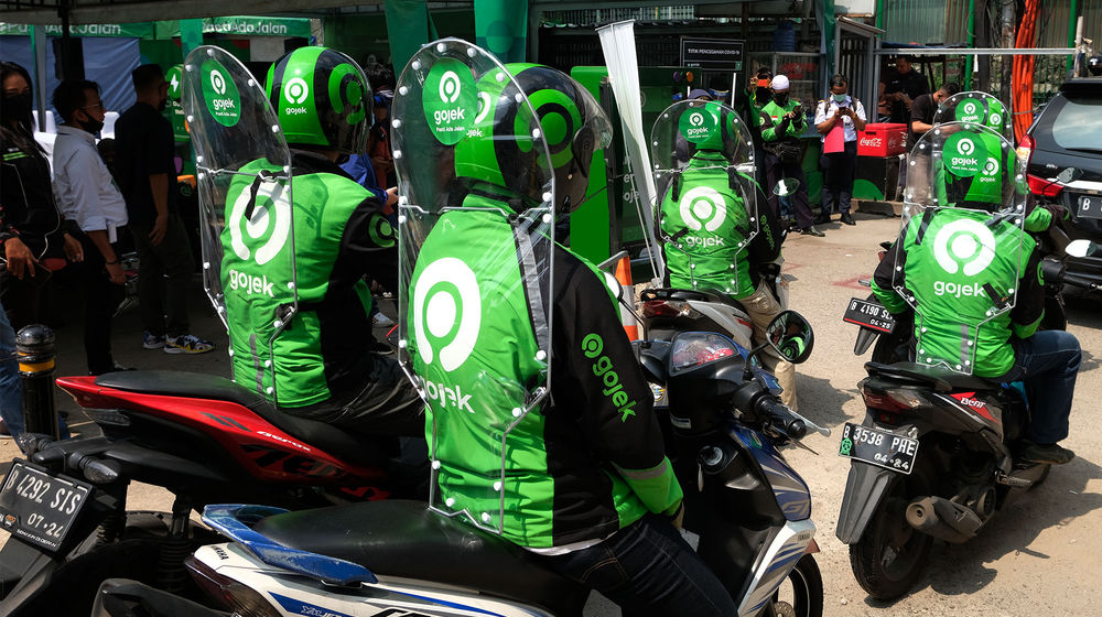 <p>Pengemudi GoRide menggunakan sekat pelindung saat uji coba penggunaannya pada armada Gojek di Jakarta, Rabu 10 Juni 2020. Pada layanan roda dua GoRide yang kembali beroperasi di DKI Jakarta pada masa PSBB Transisi, mulai minggu ini Gojek melakukan uji coba penggunaan sekat pelindung yang berfungsi meminimalisasi penyebaran COVID-19 melalui droplet setelah sebelumnya sekat pelindung telah diuji coba pada armada roda empat GoCar. Foto: Ismail Pohan/TrenAsia</p>
