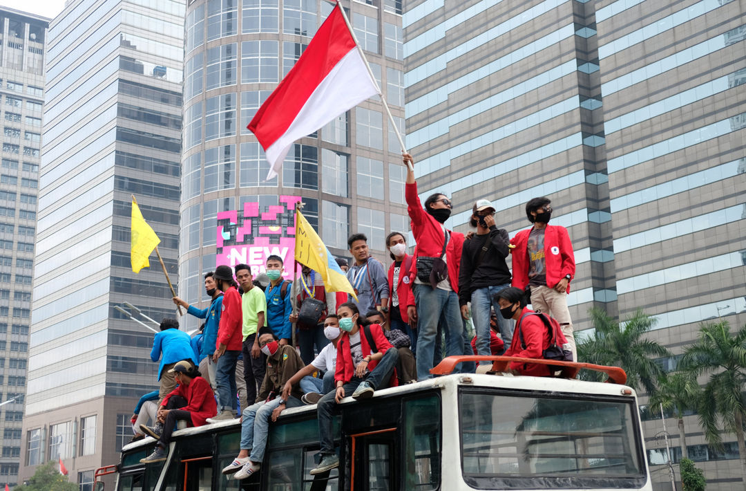 <p>Massa dari Gerakan Mahasiswa Jakarta Bersatu (GMJB) melakukan aksi unjuk rasa di depan gedung Kemendikbud, Jakarta, Senin 22 Juni 2020. Mereka mendesak pemerintah melalui Kementerian Pendidikan dan Kebudayaan (Kemendikbud) untuk membuat regulasi potongan biaya pendidikan sebesar 50 persen di tengah masa pandemi COVID-19 serta menuntut untuk menghentikan komersialisasi dan liberalisasi dunia pendidikan. Foto: Ismail Pohan/TrenAsia</p>
