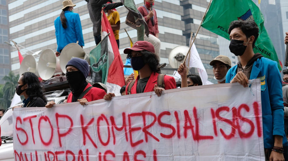 <p>Massa dari Gerakan Mahasiswa Jakarta Bersatu (GMJB) melakukan aksi unjuk rasa di depan gedung Kemendikbud, Jakarta, Senin 22 Juni 2020. Mereka mendesak pemerintah melalui Kementerian Pendidikan dan Kebudayaan (Kemendikbud) untuk membuat regulasi potongan biaya pendidikan sebesar 50 persen di tengah masa pandemi COVID-19 serta menuntut untuk menghentikan komersialisasi dan liberalisasi dunia pendidikan. Foto: Ismail Pohan/TrenAsia</p>
