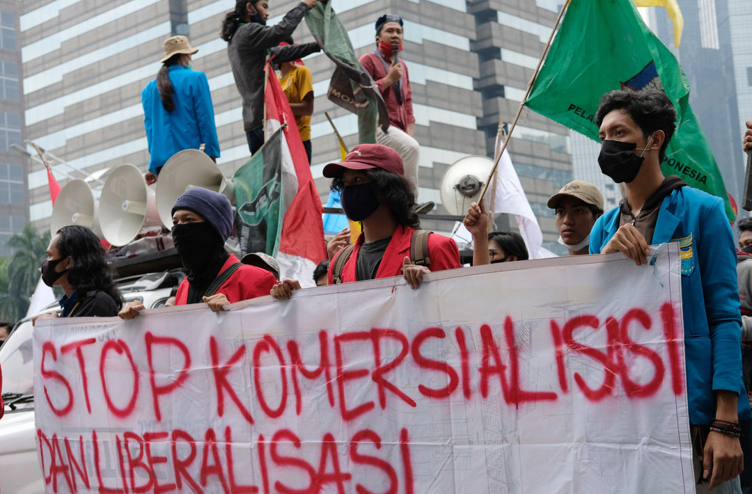 <p>Massa dari Gerakan Mahasiswa Jakarta Bersatu (GMJB) melakukan aksi unjuk rasa di depan gedung Kemendikbud, Jakarta, Senin 22 Juni 2020. Mereka mendesak pemerintah melalui Kementerian Pendidikan dan Kebudayaan (Kemendikbud) untuk membuat regulasi potongan biaya pendidikan sebesar 50 persen di tengah masa pandemi COVID-19 serta menuntut untuk menghentikan komersialisasi dan liberalisasi dunia pendidikan. Foto: Ismail Pohan/TrenAsia</p>
