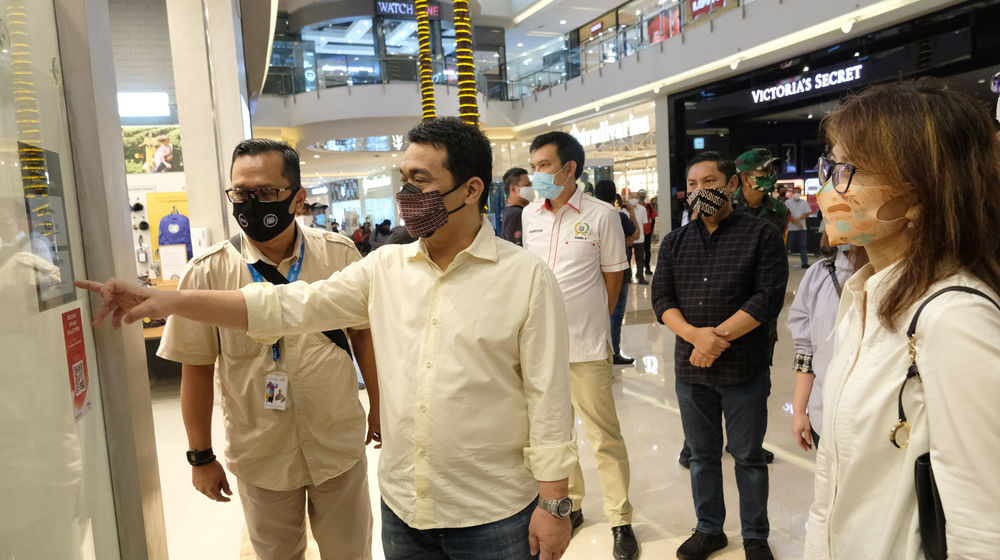 <p>Wakil Gubernur DKI Jakarta Ahmad Riza Patria (kedua kiri) didampingi Center Director Cental Park & Neo Soho Mall Pauline Filliani (kanan) meninjau pelaksanaan protokol kesehatan pusat perbelanjaan di Mal Central Park, Jakarta, Sabtu 20 Juni 2020. Central Park Mal yang merupakan unit bisnis Agung Podomoro Land akan terus menjalankan protokol kesehatan secara disiplin dimasa new normal sehingga keamanan dan kenyamanan pengunjung dapat terjaga dengan baik sesuai ketentuan yang ditetapkan oleh Pemprov DKI Jakarta. Foto: Ismail Pohan/TrenAsia</p>
