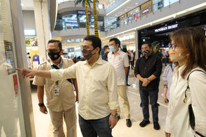 <p>Wakil Gubernur DKI Jakarta Ahmad Riza Patria (kedua kiri) didampingi Center Director Cental Park & Neo Soho Mall Pauline Filliani (kanan) meninjau pelaksanaan protokol kesehatan pusat perbelanjaan di Mal Central Park, Jakarta, Sabtu 20 Juni 2020. Central Park Mal yang merupakan unit bisnis Agung Podomoro Land akan terus menjalankan protokol kesehatan secara disiplin dimasa new normal sehingga keamanan dan kenyamanan pengunjung dapat terjaga dengan baik sesuai ketentuan yang ditetapkan oleh Pemprov DKI Jakarta. Foto: Ismail Pohan/TrenAsia</p>
