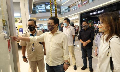 <p>Wakil Gubernur DKI Jakarta Ahmad Riza Patria (kedua kiri) didampingi Center Director Cental Park & Neo Soho Mall Pauline Filliani (kanan) meninjau pelaksanaan protokol kesehatan pusat perbelanjaan di Mal Central Park, Jakarta, Sabtu 20 Juni 2020. Central Park Mal yang merupakan unit bisnis Agung Podomoro Land akan terus menjalankan protokol kesehatan secara disiplin dimasa new normal sehingga keamanan dan kenyamanan pengunjung dapat terjaga dengan baik sesuai ketentuan yang ditetapkan oleh Pemprov DKI Jakarta. Foto: Ismail Pohan/TrenAsia</p>
