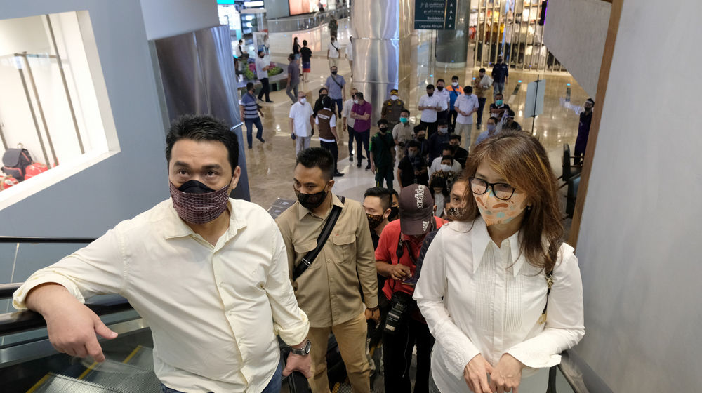 <p>Wakil Gubernur DKI Jakarta Ahmad Riza Patria (kiri) didampingi Center Director Cental Park & Neo Soho Mall Pauline Filliani (kanan) meninjau pelaksanaan protokol kesehatan pusat perbelanjaan di Mal Central Park, Jakarta, Sabtu 20 Juni 2020. Central Park Mal yang merupakan unit bisnis Agung Podomoro Land akan terus menjalankan protokol kesehatan secara disiplin sehingga keamanan dan [&hellip;]</p>
