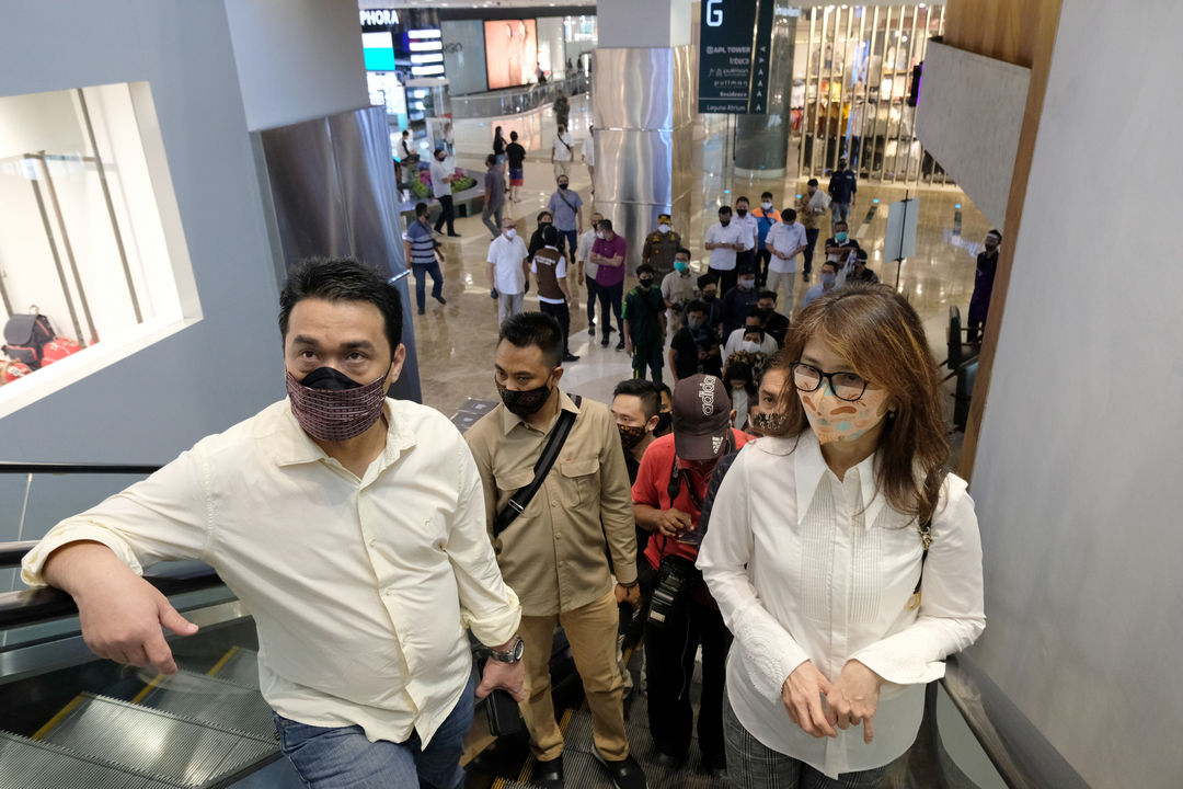 <p>Wakil Gubernur DKI Jakarta Ahmad Riza Patria (kiri) didampingi Center Director Cental Park &#038; Neo Soho Mall Pauline Filliani (kanan) meninjau pelaksanaan protokol kesehatan pusat perbelanjaan di Mal Central Park, Jakarta, Sabtu 20 Juni 2020. Central Park Mal yang merupakan unit bisnis Agung Podomoro Land akan terus menjalankan protokol kesehatan secara disiplin sehingga keamanan dan [&hellip;]</p>
