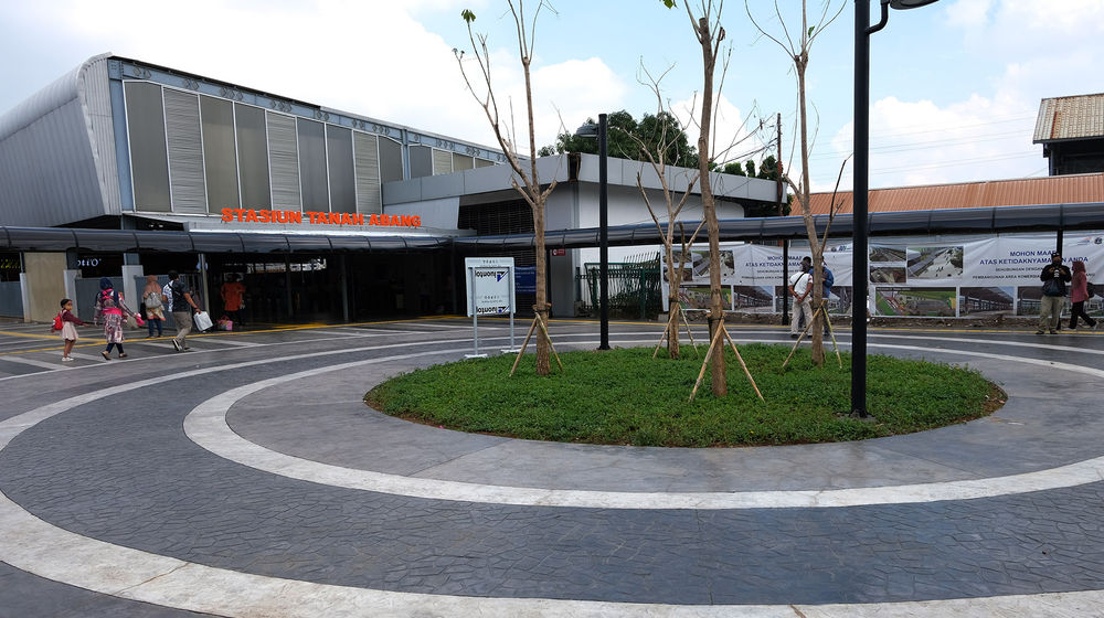 <p>Suasana wajah baru penataan Stasiun Tanah Abang di Jakarta. Penataan kawasan Stasiun Tanah Abang yang mengintegrasikan seluruh moda transportasi diharapkan membuat pergerakan penumpang terus membaik, dari KRL ke angkutan lanjutan ataupun sebaliknya dari angkutan lanjutan ke KRL. Foto: Ismail Pohan/TrenAsia</p>