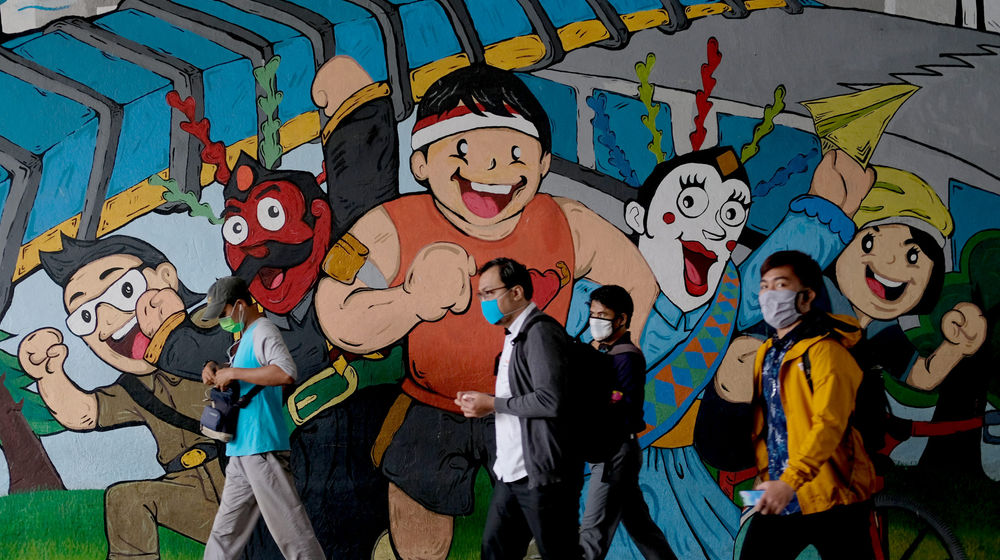 <p>Warga mengenakan masker melintas di terowongan Jalan Kendal, Stasiun Sudirman, Jakarta, Senin 8 Juni 2020. Memasuki PSBB fase transisi, Pemprov DKI Jakarta sebut sejauh ini protokol kesehatan masih berjalan dengan baik dan ditaati oleh masyarakat. Foto: Ismail Pohan/TrenAsia</p>
