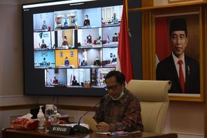<p>Menteri Dalam Negeri Tito Kanarvian bersama perwakilan lembaga pengguna hak akses pemanfaatan data kependudukan saat penandatanganan Perjanjian Kerja Sama Pemanfaatan Data Kependudukan lembaga pengguna yang bergerak di bidang jasa keuangan di kantor Kementerian Dalam Negeri (Kemdagri), Kamis, 11 Juni 2020. / Dok. Kemendagri</p>
