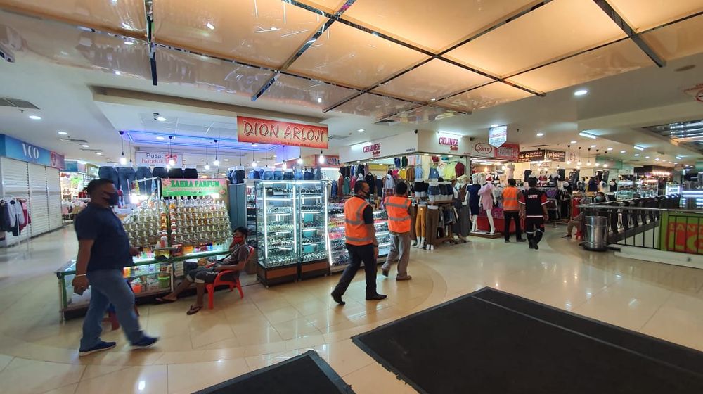 <p>Tim gugus pengendali COVID-19 Seasons City tengah melakukan pengawasan di area pusat belanja. / Dok. PT Agung Podomoro Land Tbk. (APLN)</p>
