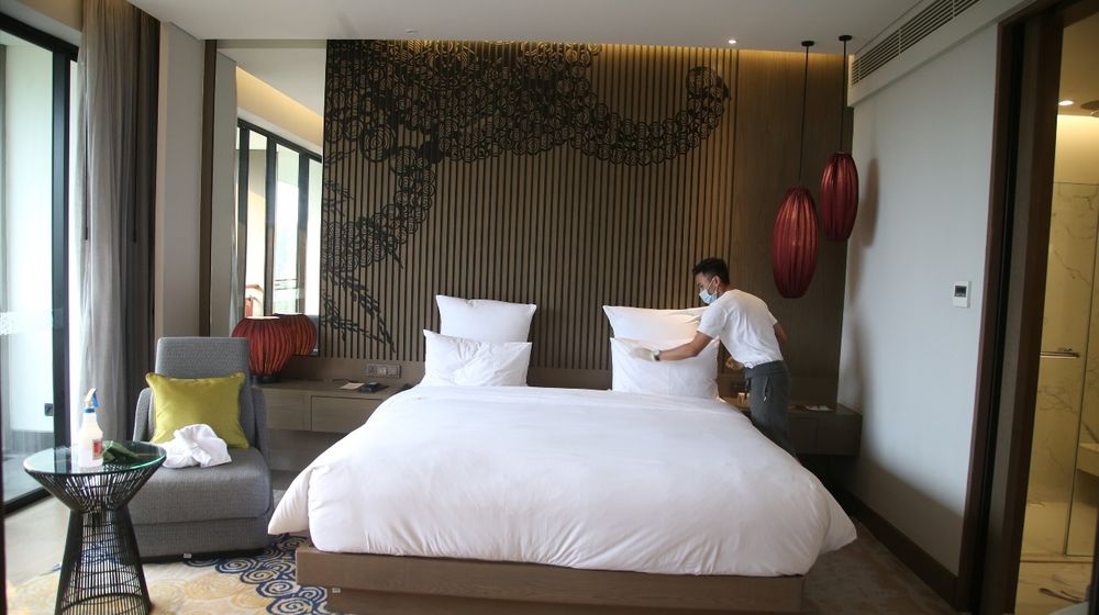 <p>Staf Hotel Pullam Ciawi sedang membersihkan kamar hotel. / Dok. Pullman Ciawi</p>
