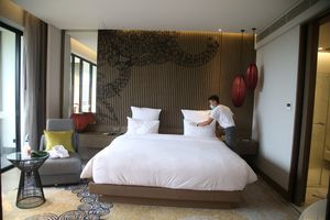 <p>Staf Hotel Pullam Ciawi sedang membersihkan kamar hotel. / Dok. Pullman Ciawi</p>