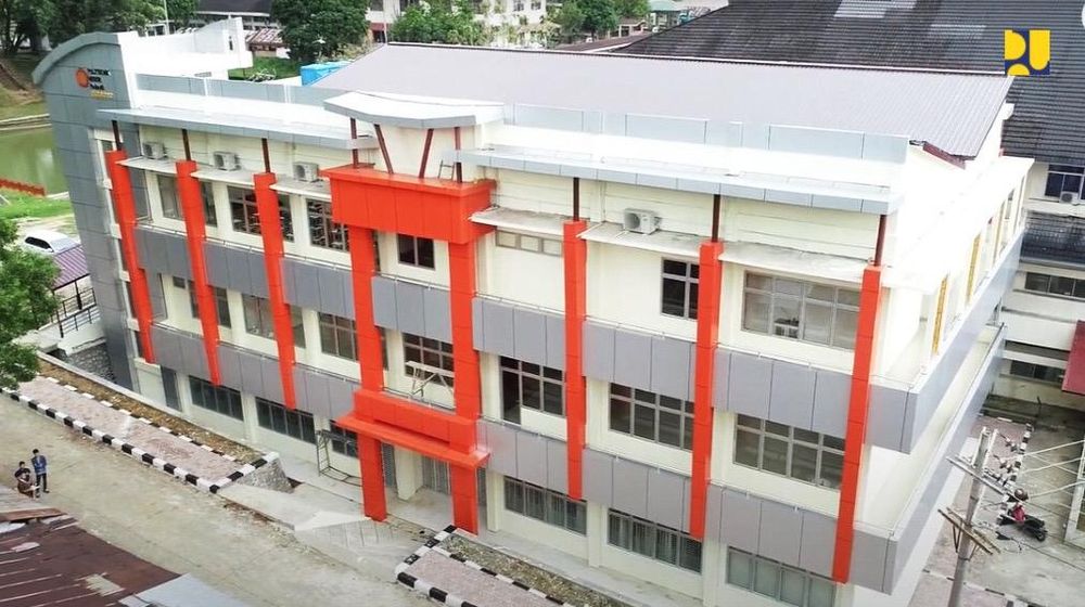 <p>Gedung laboratorium dan bengkel elektro Politeknik Negeri Padang, Sumatera Barat. / Dok. Kementerian PUPR</p>
