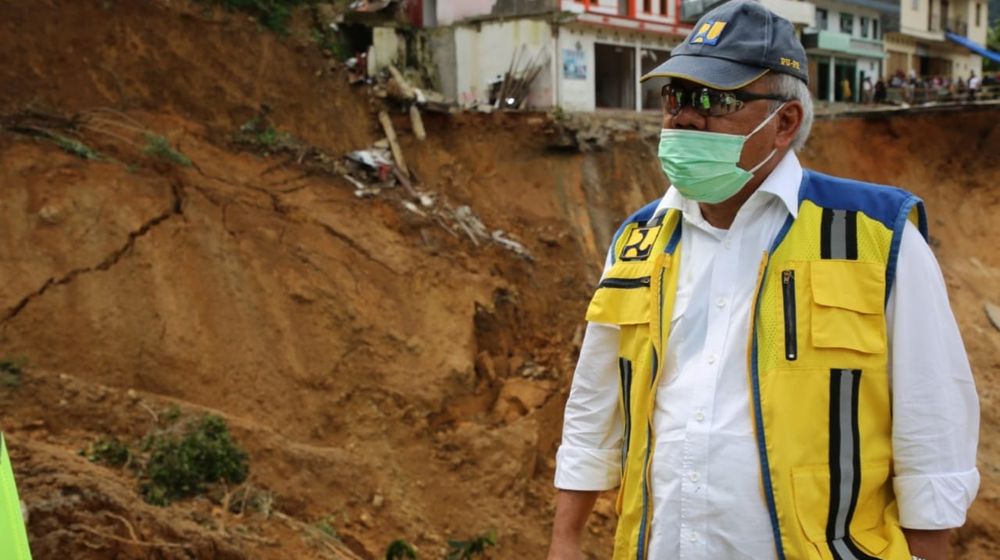 <p>Menteri PUPR Basuki Hadimuljono saat meninjau lokasi bencana longsor di ruas jalan Kota Palopo-Rantepao, KM 366+500 dan KM 368, Kota Palopo, Sulawesi Selatan/ Dok. Kementerian PUPR</p>
