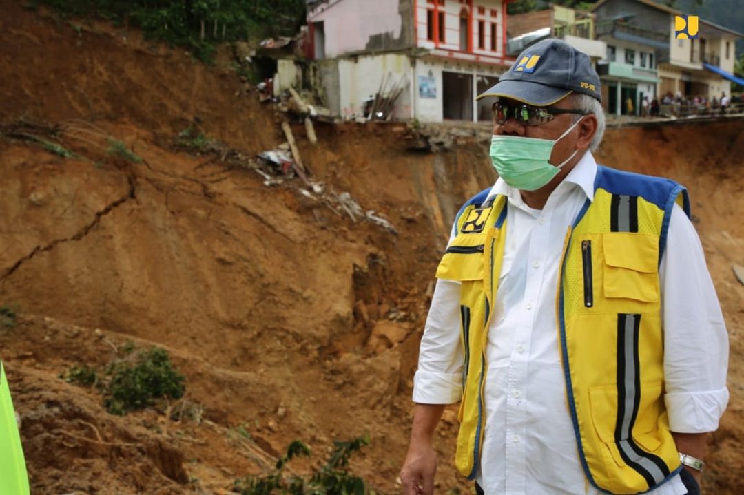 <p>Menteri PUPR Basuki Hadimuljono saat meninjau lokasi bencana longsor di ruas jalan Kota Palopo-Rantepao, KM 366+500 dan KM 368, Kota Palopo, Sulawesi Selatan/ Dok. Kementerian PUPR</p>
