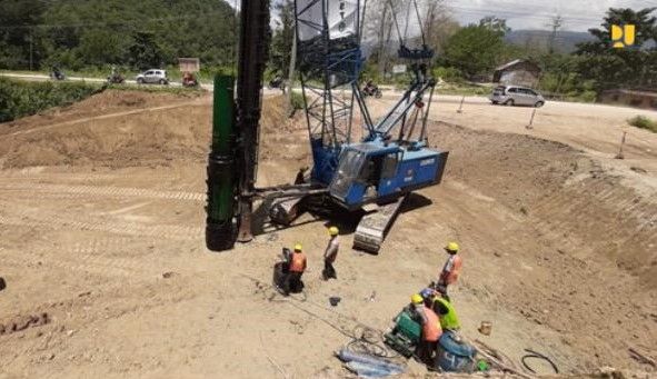 <p>Proses pengerjaan penggantian jembatan rusak di Sulawesi Utara. / Dok. Kementerian PUPR</p>
