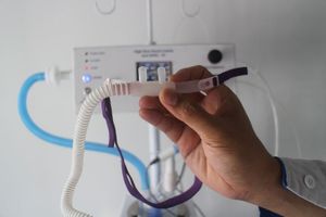 <p>Alat terapi oksigen beraliran tinggi yang dapat membantu pernafasan pasien COVID-19. / Dok. Pemprov Jawa Barat</p>