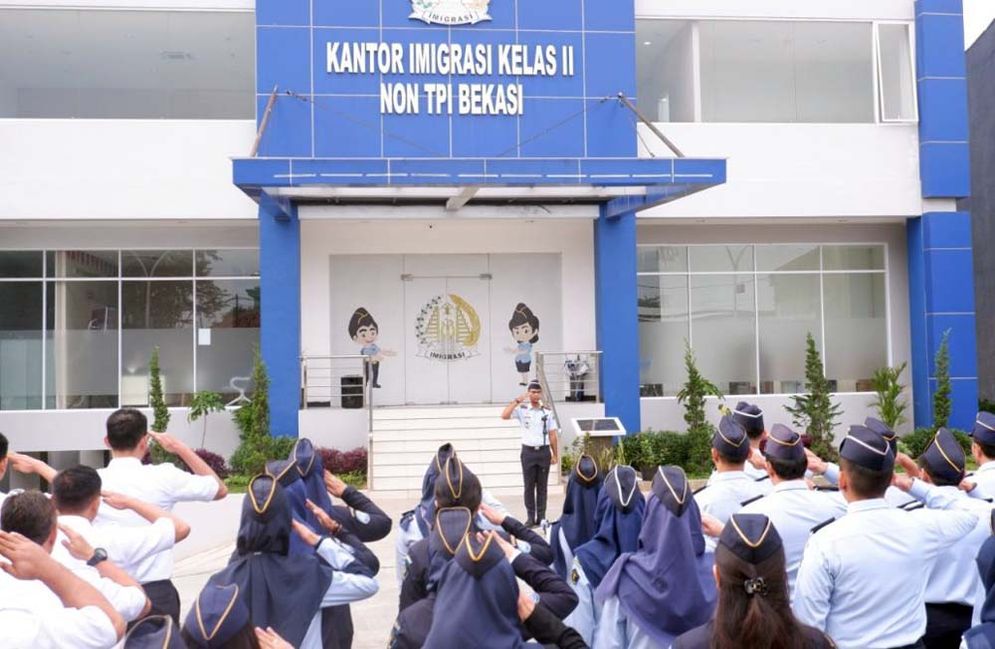 JAKARTA - Menanggapi banyaknya keluhan terkait dengan layanan di kantor Imigrasi, Presiden RI Joko Widodo (Jokowi) menginstruksikan jajarannya untuk membenahi pelayanan terkait visa on arrival (VoA) dan Kartu Izin Tinggal Terbatas (Kitas). 