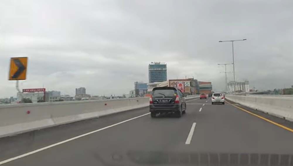 <p>Jalan  tol layang Jakarta-Cikampek/YouTube</p>
