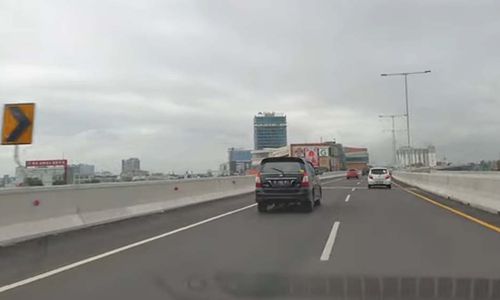 <p>Jalan  tol layang Jakarta-Cikampek/YouTube</p>
