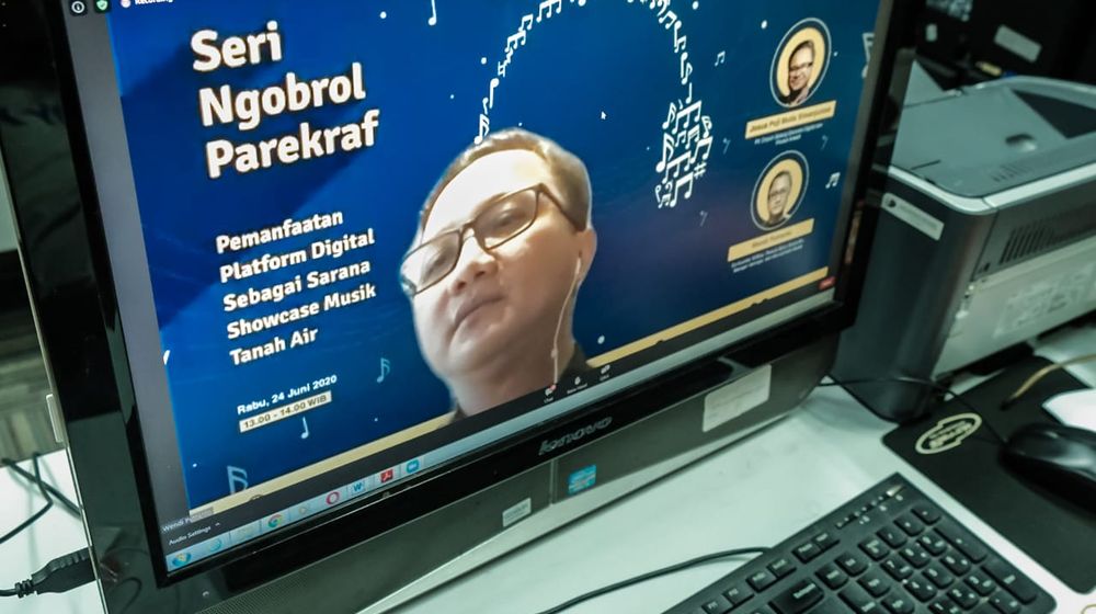 <p>Webinar Pemanfaatan Platform Digital Sebagai Sarana Showcase Musik Tanah Air bersama narasumber yang juga praktisi di industri musik Wendi Putranto, Rabu, 24 Juni 2020</p>
