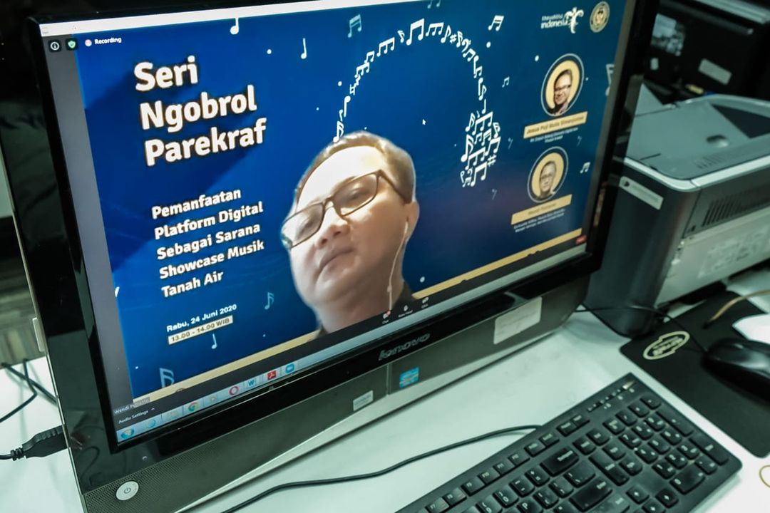 <p>Webinar Pemanfaatan Platform Digital Sebagai Sarana Showcase Musik Tanah Air bersama narasumber yang juga praktisi di industri musik Wendi Putranto, Rabu, 24 Juni 2020</p>
