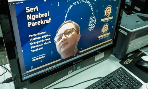 <p>Webinar Pemanfaatan Platform Digital Sebagai Sarana Showcase Musik Tanah Air bersama narasumber yang juga praktisi di industri musik Wendi Putranto, Rabu, 24 Juni 2020</p>
