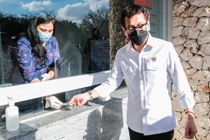 <p>Kementerian Pariwisata dan Ekonomi Kreatif saat melakukan peninjauan lapangan penerapan protokol kesehatan di sejumlah lokasi wisata/ kemenparekraf.go.id</p>
