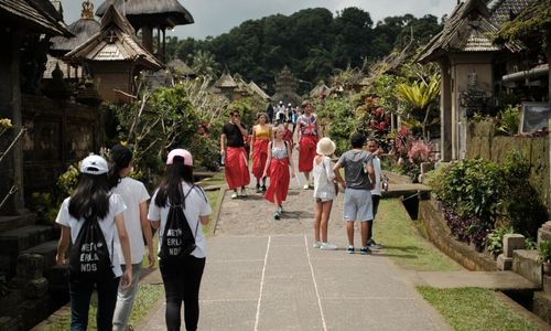 Ilustrasi pariwisata di Bali.