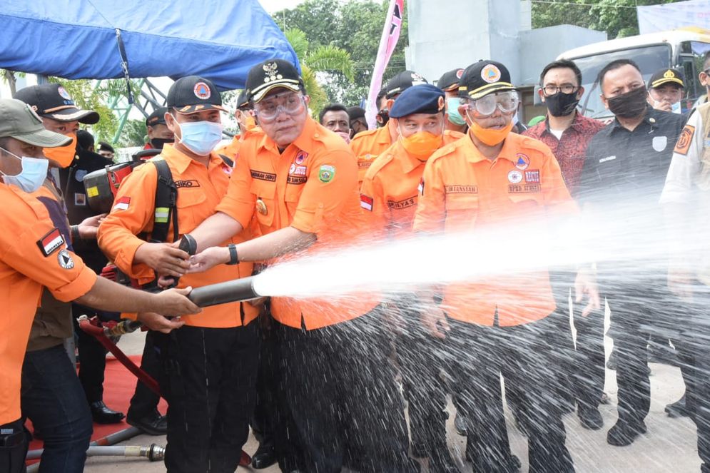 Gubernur Sumsel Herman Deru memantau Kesiapsiagaan Personil dan Peralatan Penanggulangan Karhutlah Provinsi Sumsel di Lapangan Kebun Raya Sriwijaya Kabupaten Ogan Ilir, Selasa (30/6). Istimewa