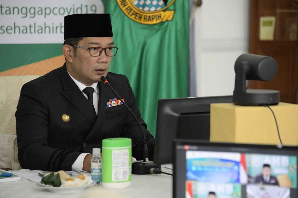 Gubernur Jabar Ridwan Kamil saat menjadi narasumber Web Seminar (Webinar) Nasional: UMKM Tangguh Ekonomi Tumbuh di Era Adaptasi Kebiasaan Baru “New Normal New Hope” via video conference dari Gedung Pakuan, Kota Bandung, Rabu (1/7/2020).