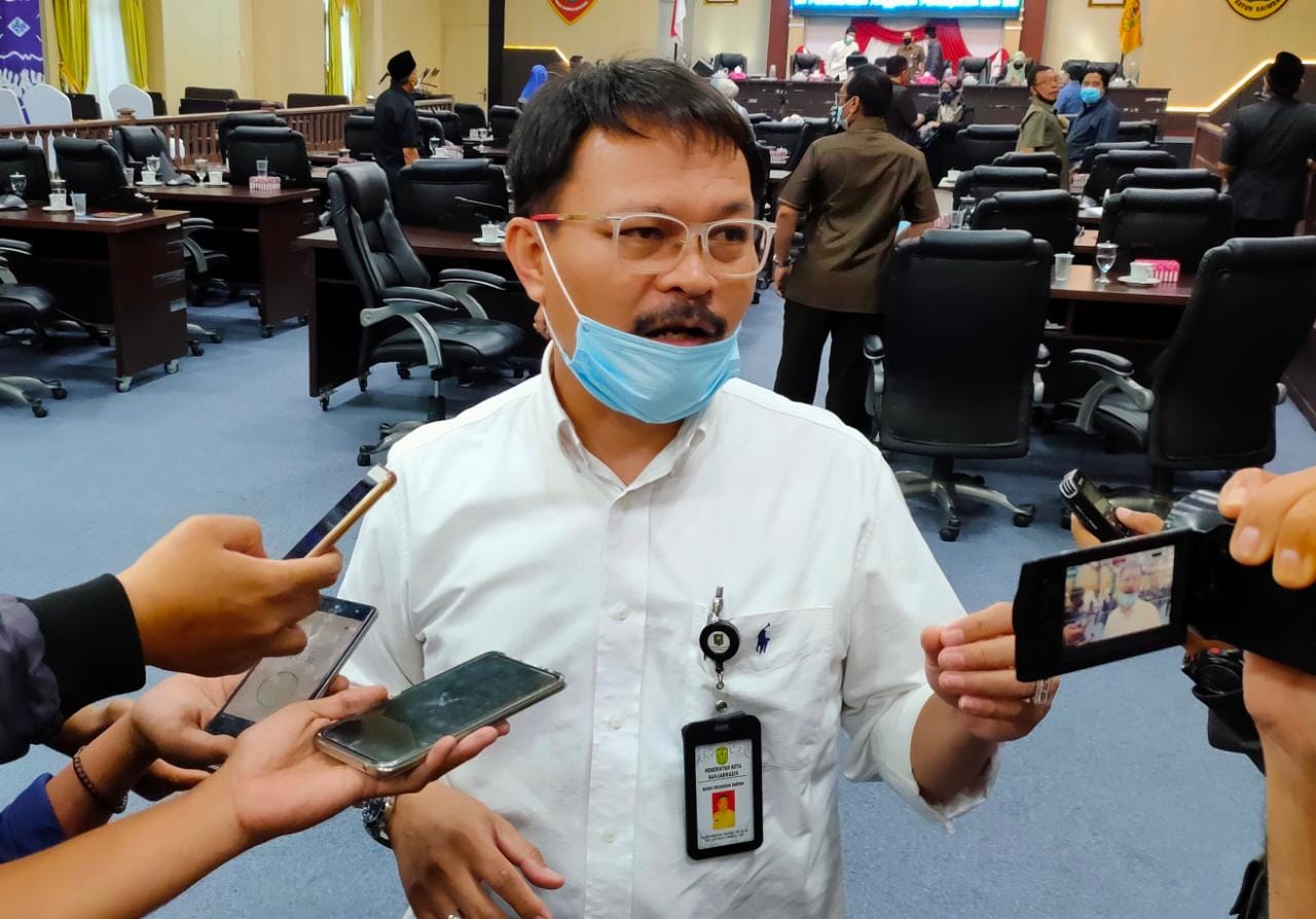 Kepala Bakeuda Banjarmasin Subhan Noor Yaumil sedang diwawancara awak media
