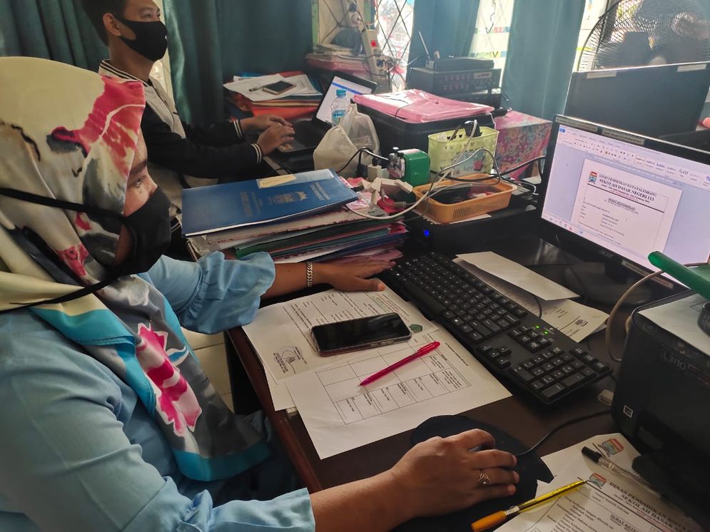   Petugas PPDB mengecek pendaftaran online.