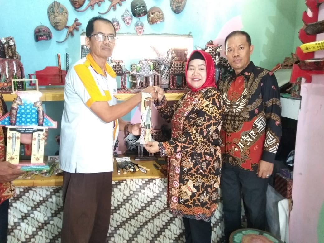 Sudiman, berinovasi membuat pisau batik