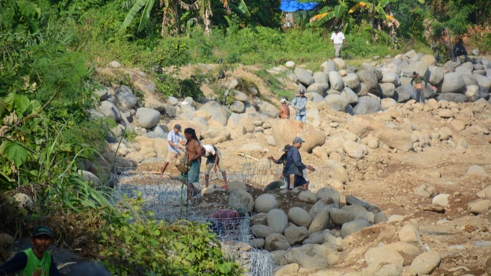 Pengerjaan normalisasi intake di kawasan Baringin Kecamatan Lubuk Kilangan Padang, melalui bantuan PT Semen Padang. Foto: Ist