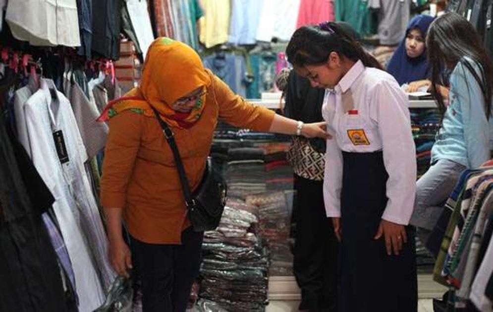 Warga membeli seragam sekolah di pasar. Foto: palopo