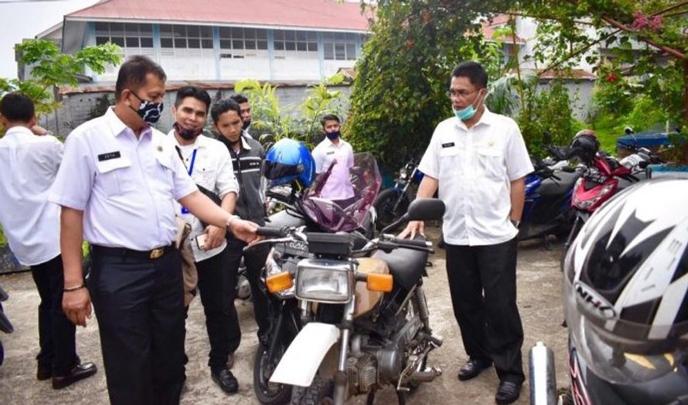 Sekeretaris Daerah Kota Payakumbuh, Rida Ananda saat melihat kendaraan dinas usai Apel pada Rabu 1 Juli 2020/Foto: ist