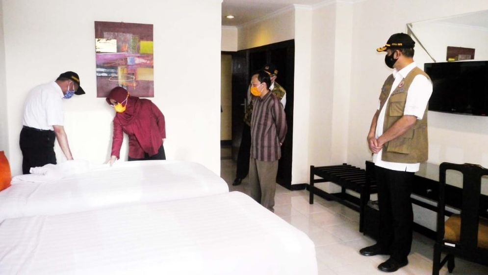 Salah satu ruangan Hotel Grand Surabaya yang tengah dirapikan