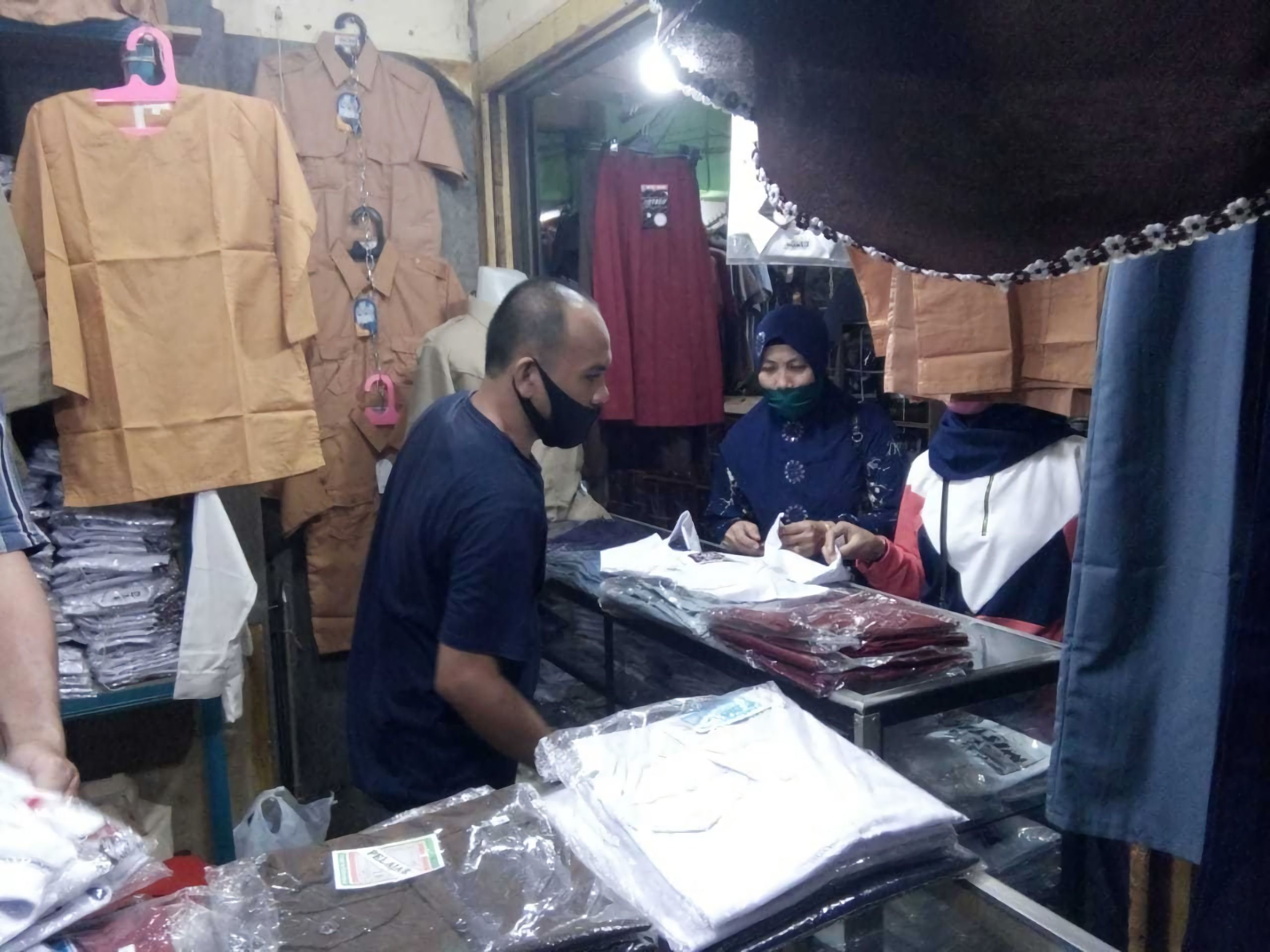 Salah satu pedagang sedang melayani pembeli