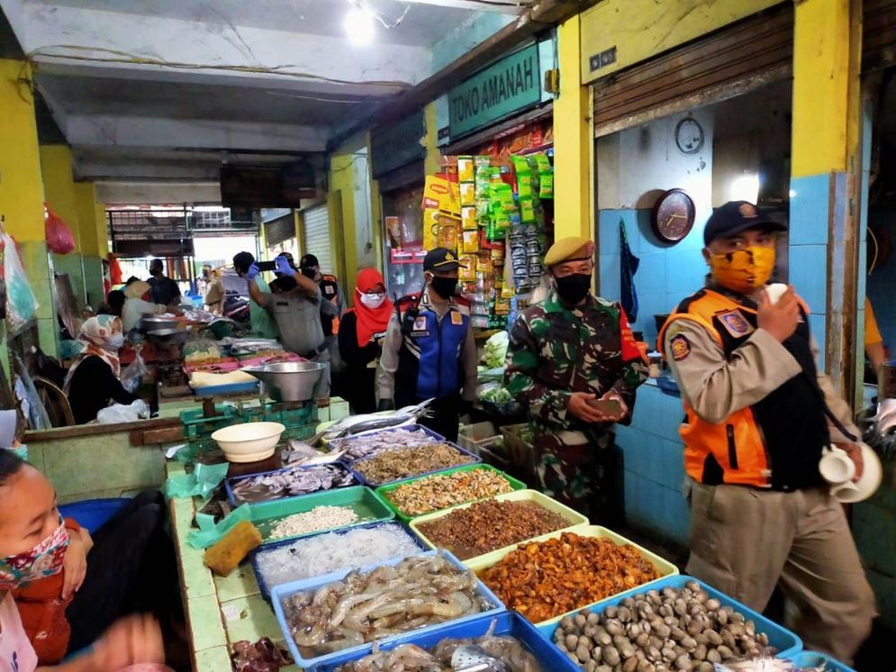 Pemkot bersama polisi dan TNI menyisir sebuah pasar tradisional di Surabaya