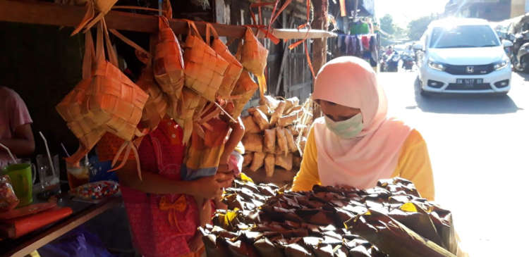 Pedagang sedang melayani pembeli