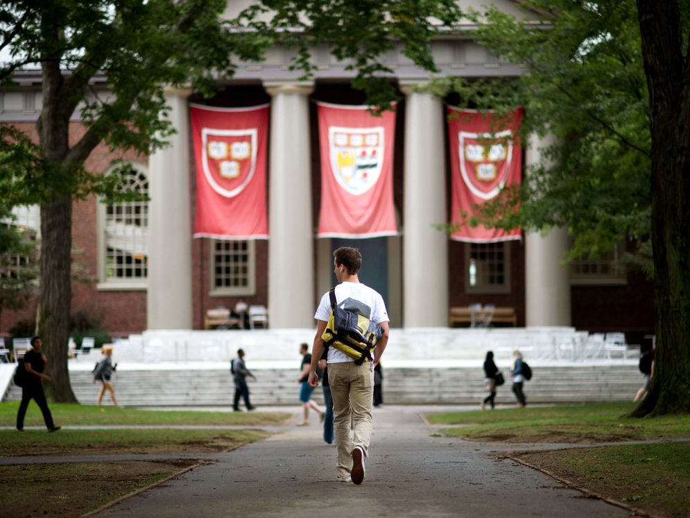 Selama musim gugur, Harvard hanya memperbolehkan kuliah tatap muka untuk mahasiswa baru dan mahasiswa yang harus melakukan "kemajuan" secara akademik.