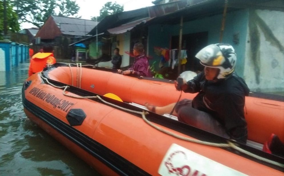 Tim BPBD Padang menurunkan perahu karet melakukan evakuasi warga akibat dilanda genangan air di sejumlah titik/Foto: BPBD Padang