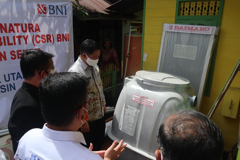 Ibnu Sina menerima secara simbolis bantuan jamban sehat dari BNI
