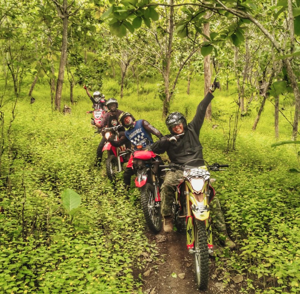 Komunitas motor trail di Malang saat 'nrabas' bareng di sejumlah hutan dan perbukitan kawasan Malang.