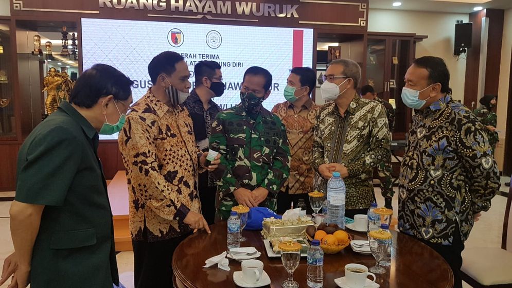 Forkas menyerahkan donasi kepada Kodam V Brawijaya yang diterima langsung Panglima Kodam V Brawijaya, Mayor Jenderal TNI Widodo Iryansyah, SSos, MM.
