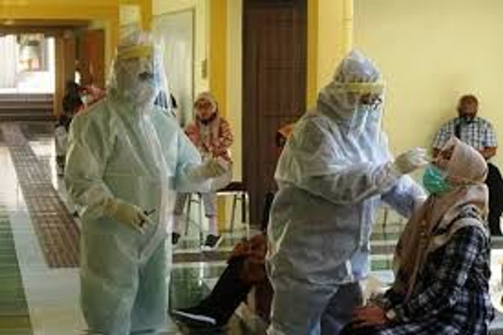 ASN menjalani tes usap PCR di Rumah Pusat Observasi COVID-19 di kantor Badan Pengembangan Sumber Daya Manusia (BPSDM) di Surabaya, Jumat.